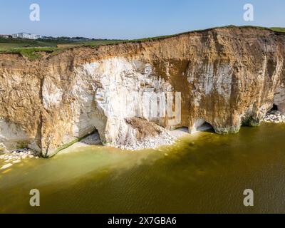 Newhaven, East Sussex, Royaume-Uni. 20 mai 2024. Une énorme section de falaise est tombée dans la mer hier avec d'autres chutes de pierres atterrissant la nuit sur la plage. La chute de falaise de craie est à quelques mètres de Newhaven Heights, un parc de mobil-homes pour les plus de 50 ans Les résidents sont maintenant précaires près du bord de la falaise et suggèrent qu'il ne faudra pas longtemps avant que le sentier côtier et les maisons près de la falaise devront être abandonnés. Pendant ce temps, la plage ci-dessous a des affleurements de roche de craie qui pendent précairement au-dessus. Crédit : Reppans/Alamy Live News Banque D'Images