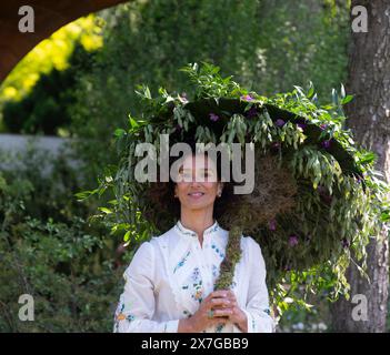 Royal Hospital, Chelsea, Londres, Royaume-Uni. 20 mai 2024. Journée presse et VIP au RHS Chelsea Flower Show 2024 qui ouvre au public du 21 mai au 25 mai. Image : L'actrice de Game of Thrones Indira Varma pose avec un parapluie floral sur le jardin d'aide à l'eau. Crédit : Malcolm Park/Alamy Live News Banque D'Images