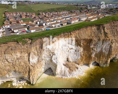 Newhaven, East Sussex, Royaume-Uni. 20 mai 2024. Une énorme section de falaise est tombée dans la mer hier avec d'autres chutes de pierres atterrissant la nuit sur la plage. La chute de falaise de craie est à quelques mètres de Newhaven Heights, un parc de mobil-homes pour les plus de 50 ans Les résidents sont maintenant précaires près du bord de la falaise et suggèrent qu'il ne faudra pas longtemps avant que le sentier côtier et les maisons près de la falaise devront être abandonnés. Pendant ce temps, la plage ci-dessous a des affleurements de roche de craie qui pendent précairement au-dessus. Crédit : Reppans/Alamy Live News Banque D'Images