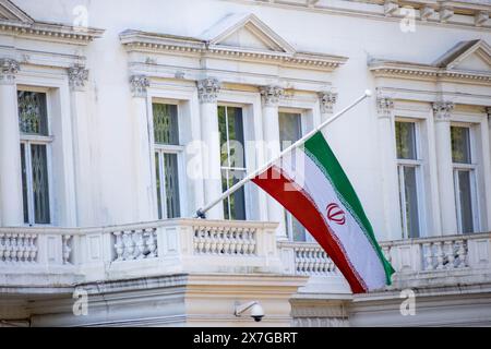 Londres, Royaume-Uni. 20 mai 2024. À la suite de l'accident de l'hélicoptère présidentiel iranien, qui a entraîné la mort du Président et d'autres hauts responsables de la République islamique d'Iran, y compris le Ministre des affaires étrangères, l'ambassade iranienne à Londres a baissé son drapeau en Berne. Le Guide suprême de la République islamique d'Iran a déclaré cinq jours de deuil national. Crédit : Sinai Noor/Alamy Live News crédit : Sinai Noor/Alamy Live News Banque D'Images