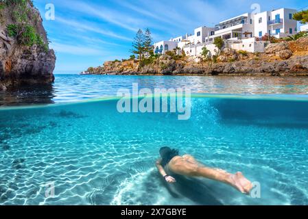 Célèbre village balnéaire d'Avlemonas avec beau fjord pittoresque naturel dans l'île de Kythera, mer Égée du Sud, Grèce Banque D'Images
