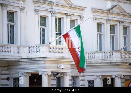 Londres, Royaume-Uni. 20 mai 2024. À la suite de l'accident de l'hélicoptère présidentiel iranien, qui a entraîné la mort du Président et d'autres hauts responsables de la République islamique d'Iran, y compris le Ministre des affaires étrangères, l'ambassade iranienne à Londres a baissé son drapeau en Berne. Le Guide suprême de la République islamique d'Iran a déclaré cinq jours de deuil national. Crédit : Sinai Noor/Alamy Live News crédit : Sinai Noor/Alamy Live News Banque D'Images