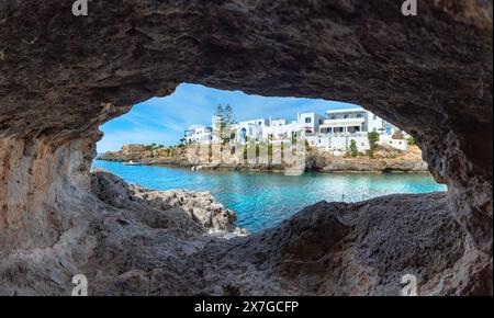 Célèbre village balnéaire d'Avlemonas avec beau fjord pittoresque naturel dans l'île de Kythera, mer Égée du Sud, Grèce Banque D'Images
