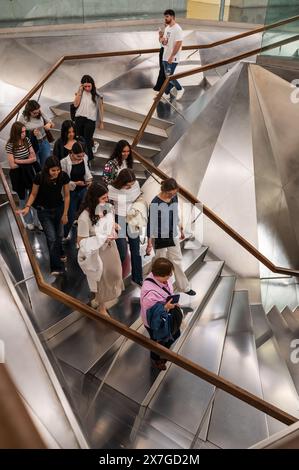 Escaliers intérieurs à CaixaForum, Madrid, Espagne Banque D'Images