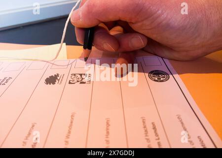 Bulletin de vote et crayon en tant qu'électeur fait le choix de voter et de faire une croix / voter pour un candidat politique à une élection, Royaume-Uni (139) Banque D'Images