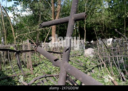 Non exclusif : KHARKIV, UKRAINE - 19 MAI 2024 - Un cimetière local est endommagé par des bombardements russes, à Kharkiv, dans le nord-est de l'Ukraine. Banque D'Images