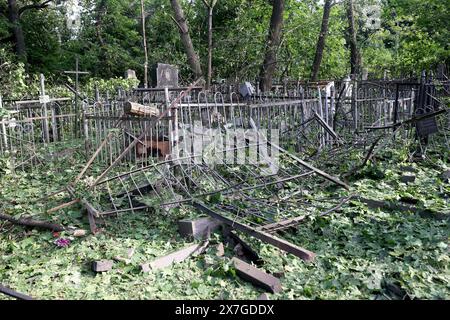 Non exclusif : KHARKIV, UKRAINE - 19 MAI 2024 - Un cimetière local est endommagé par des bombardements russes, à Kharkiv, dans le nord-est de l'Ukraine. Banque D'Images