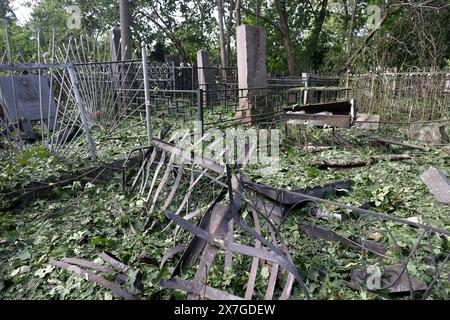 Non exclusif : KHARKIV, UKRAINE - 19 MAI 2024 - Un cimetière local est endommagé par des bombardements russes, à Kharkiv, dans le nord-est de l'Ukraine. Banque D'Images