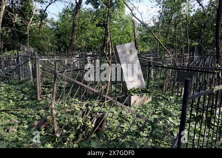 Non exclusif : KHARKIV, UKRAINE - 19 MAI 2024 - Un cimetière local est endommagé par des bombardements russes, à Kharkiv, dans le nord-est de l'Ukraine. Banque D'Images