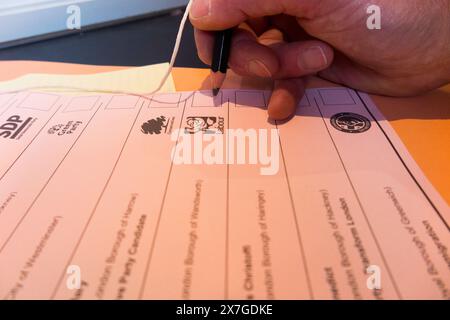 Bulletin de vote et crayon en tant qu'électeur fait le choix de voter et de faire une croix / voter pour un candidat politique à une élection, Royaume-Uni (139) Banque D'Images