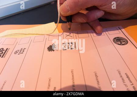 Bulletin de vote et crayon en tant qu'électeur fait le choix de voter et de faire une croix / voter pour un candidat politique à une élection, Royaume-Uni (139) Banque D'Images