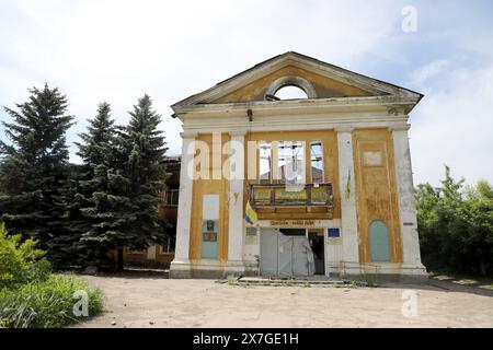 Chasiv YAR, UKRAINE - le 18 MAI 2024 - Une école est détruite par des bombardements russes, Chasiv Yar, dans la région de Donetsk, dans l'est de l'Ukraine. Banque D'Images