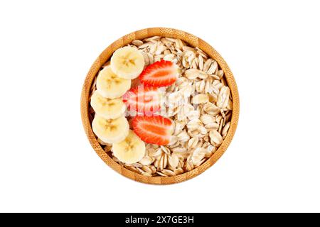 flocons d'avoine bio dans un bol avec fraise et banane tranchée isolé sur fond blanc. vue de dessus Banque D'Images