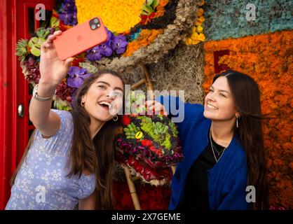 USAGE ÉDITORIAL UNIQUEMENT vues générales de serpents et échelles par les fleuristes Neill Strain, qui a été conçu pour le festival Belgravia in Bloom, qui se tiendra du 20 au 27 mai à Londres. Date de la photo : lundi 20 mai 2024. Le thème du festival de cette année est « Fun and Games floraux » avant les événements sportifs mondiaux de cet été, avec des sports et des jeux classiques transformés en expositions florales. Nouveauté pour 2024, Belgravia in Bloom travaillera avec RHS pour affiner les critères d’évaluation et fournir des conseils sur la création d’affichages plus durables. Le crédit photo devrait se lire comme suit : John Nguyen/PA Media Assignments Banque D'Images