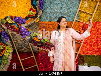 USAGE ÉDITORIAL UNIQUEMENT vues générales de serpents et échelles par les fleuristes Neill Strain, qui a été conçu pour le festival Belgravia in Bloom, qui se tiendra du 20 au 27 mai à Londres. Date de la photo : lundi 20 mai 2024. Le thème du festival de cette année est « Fun and Games floraux » avant les événements sportifs mondiaux de cet été, avec des sports et des jeux classiques transformés en expositions florales. Nouveauté pour 2024, Belgravia in Bloom travaillera avec RHS pour affiner les critères d’évaluation et fournir des conseils sur la création d’affichages plus durables. Le crédit photo devrait se lire comme suit : John Nguyen/PA Media Assignments Banque D'Images