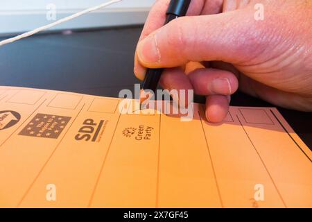 Bulletin de vote et crayon en tant qu'électeur fait le choix de voter et de faire une croix / voter pour un candidat politique à une élection, Royaume-Uni (139) Banque D'Images