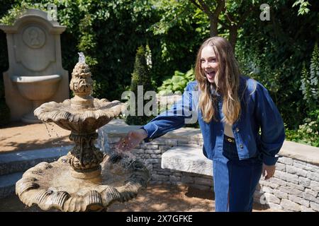 Hannah Dodd, membre de la distribution de Bridgerton, dans le Bridgerton Garden, pendant le RHS Chelsea Flower Show au Royal Hospital Chelsea à Londres. Date de la photo : lundi 20 mai 2024. Banque D'Images