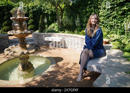 Hannah Dodd, membre de la distribution de Bridgerton, dans le Bridgerton Garden, pendant le RHS Chelsea Flower Show au Royal Hospital Chelsea à Londres. Date de la photo : lundi 20 mai 2024. Banque D'Images