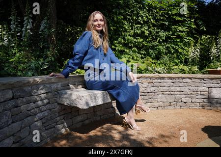 Hannah Dodd, membre de la distribution de Bridgerton, dans le Bridgerton Garden, pendant le RHS Chelsea Flower Show au Royal Hospital Chelsea à Londres. Date de la photo : lundi 20 mai 2024. Banque D'Images