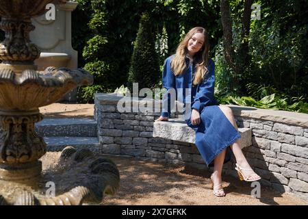 Hannah Dodd, membre de la distribution de Bridgerton, dans le Bridgerton Garden, pendant le RHS Chelsea Flower Show au Royal Hospital Chelsea à Londres. Date de la photo : lundi 20 mai 2024. Banque D'Images