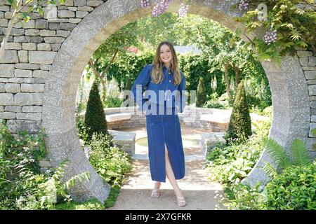 Hannah Dodd, membre de la distribution de Bridgerton, dans le Bridgerton Garden, pendant le RHS Chelsea Flower Show au Royal Hospital Chelsea à Londres. Date de la photo : lundi 20 mai 2024. Banque D'Images