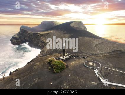 Açores - volcan dos Capelinhos au coucher du soleil sur l'île de Faial. Banque D'Images