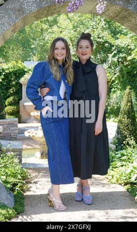 Les membres de la distribution de Bridgerton Hannah Dodd (à gauche) et Ruth Gemmell (à droite) dans le Bridgerton Garden, lors du RHS Chelsea Flower Show au Royal Hospital Chelsea à Londres. Date de la photo : lundi 20 mai 2024. Banque D'Images