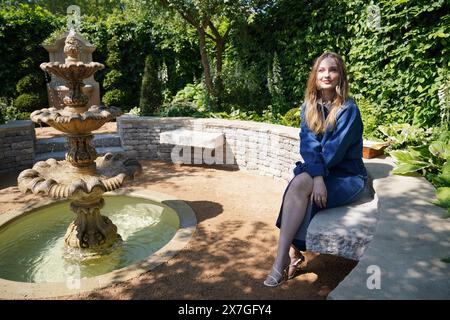 Hannah Dodd, membre de la distribution de Bridgerton, dans le Bridgerton Garden, pendant le RHS Chelsea Flower Show au Royal Hospital Chelsea à Londres. Date de la photo : lundi 20 mai 2024. Banque D'Images