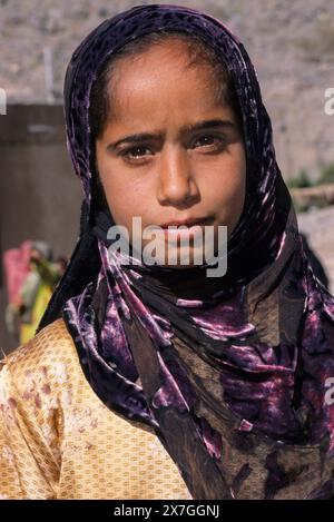 , Wadi Nakhr Ghul, Djebel Akhdar, Oman, Péninsule Arabique, au Moyen-Orient - fille omanaise. Banque D'Images