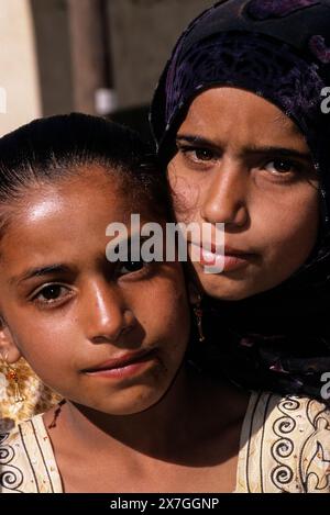 , Wadi Nakhr Ghul, Djebel Akhdar, Oman, Péninsule Arabique, au Moyen-Orient - Filles omanaises. Banque D'Images