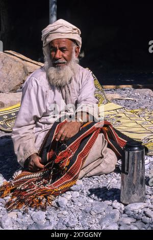 , Wadi Nakhr Ghul, Djebel Akhdar, Oman, Péninsule Arabique, au Moyen-Orient - Mâle Omanais Weaver. Banque D'Images