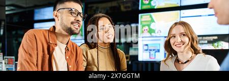 Des collègues multiculturels, des gens d'affaires divers vêtus de vêtements décontractés, se tiennent ensemble dans le hall de l'hôtel lors d'un voyage d'affaires. Banque D'Images