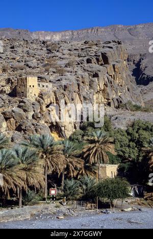 Nakhr, Wadi Ghul, Jebal Shams, Oman, péninsule arabique, moyen-Orient. Maisons abandonnées et tours de guet du village de Nakhr. Banque D'Images