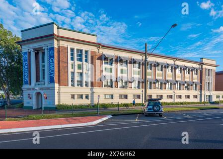 Le bâtiment classé au patrimoine de Cairns State High School a été achevé en 1941 et est de style néo-classique conçu par le Bureau des travaux publics du gouvernement Banque D'Images