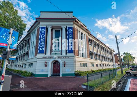 Le bâtiment classé au patrimoine de Cairns State High School a été achevé en 1941 et est de style néo-classique conçu par le Bureau des travaux publics du gouvernement Banque D'Images