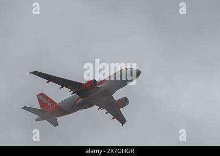 Leigh on Sea, Essex, Royaume-Uni - 20 mai 2024 : les Airbus easyJet quittent l'aéroport de Southend (EGMC). Banque D'Images