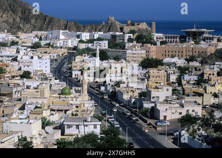 Muscat, Oman. Fort Mirani, construit par les Portugais dans le 16e. century, surplombe la ville, dont les toits sont parsemés d'antennes paraboliques. Banque D'Images