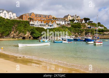 Bateaux de pêche et de plaisance amarrés dans le port pittoresque de Newquay, Cornouailles, West Country, Angleterre Banque D'Images