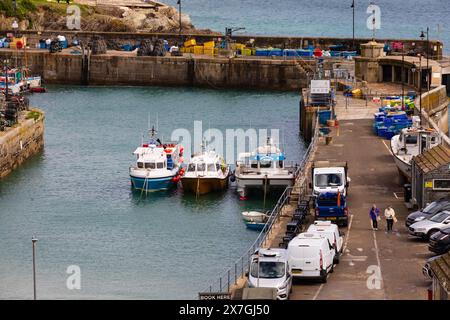 Bateaux de pêche dans le port pittoresque de Newquay, Cornwall, West Country, Angleterre Banque D'Images