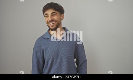 Bel homme arabe avec la barbe souriant sur un fond blanc portant une chemise décontractée Banque D'Images