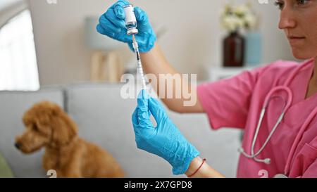 Jeune femme caucasienne avec chien vétérinaire préparant le vaccin à la clinique vétérinaire Banque D'Images
