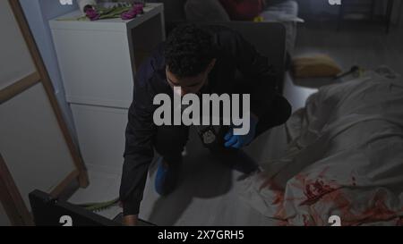 Détective examine un cadavre sur une scène de crime sanglante à l'intérieur près d'une mallette ouverte Banque D'Images