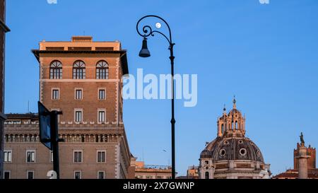 Paysage urbain de Rome depuis la Piazza Venezia, où la via dei Fori Imperiali et la via del Corso se croisent, avec Santa Maria di Loreto et la colonne de Trajan. Banque D'Images