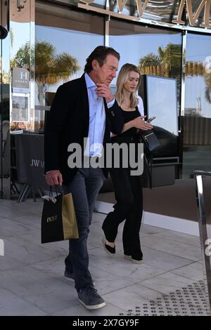 Dennis Quaid et sa femme Laura Savoie quittent l'hôtel Marriot lors de la 77e édition du Festival de Cannes au Palais des Festivals le 19 mai 2024 à Cannes. (Photo Sipa USA) Banque D'Images