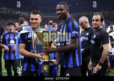 Milan, Italie. 19 mai 2024. Lautaro Martinez (G) et Marcus Thuram (d) du FC Internazionale célèbrent avec le trophée la victoire du championnat italien de Serie A le match de football de Serie A entre le FC Internazionale et le SS Lazio au Stadio Giuseppe Meazza le 19 mai 2024 à Milan Italie . Crédit : Marco Canoniero/Alamy Live News Banque D'Images