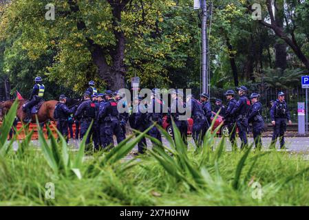 Une unité de police tactique est déployée pour surveiller les partisans pro-palestiniens séparés du rassemblement pro-juif. Six personnes ont été arrêtées à la suite d'échanges houleux entre manifestants pro-palestiniens et pro-israéliens dans le quartier des affaires de Melbourne. Une foule combinée de 7000 personnes a assisté au rassemblement séparé du dimanche de la Nakba, et un rassemblement Never Again Is Now organisé par le groupe chrétien sioniste International Christian Embassy Jérusalem. Il est entendu que certains manifestants du rassemblement du dimanche de la Nakba, qui a commencé à midi autour de la Bibliothèque d'État, ont fusionné avec Spring St, autour du Parlement - où le Never Again est No Banque D'Images