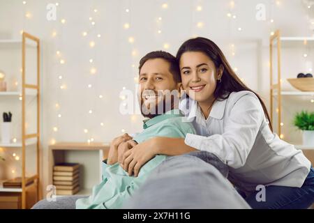 Portrait de jeune couple heureux et souriant attrayant dans l'amour dans des vêtements décontractés, regardant directement dans la caméra. Banque D'Images