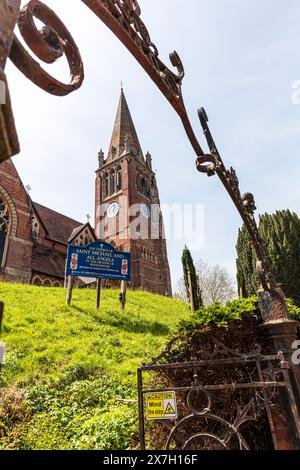 Lyndhurst, New Forest, Hampshire, royaume-uni, Angleterre, église Lyndhurst, église de Saint-Michel et tous les anges, églises, église, flèche, signe, extérieur, façade, Banque D'Images