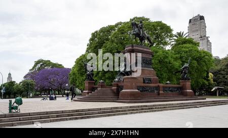 Vue sur la Plaza General San Martín, le principal espace vert du quartier Retiro de Buenos Aires. Inauguré en 1862, il est un lieu historique national Banque D'Images