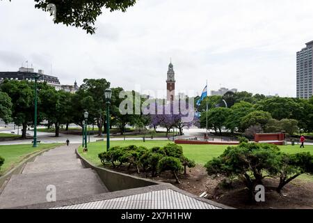 Vue de la tour de l'horloge Torre Monumental depuis la Plaza San Martín (place San Martín) , dans le quartier de Retiro à Buenos Aires, capitale de l'Argentine Banque D'Images